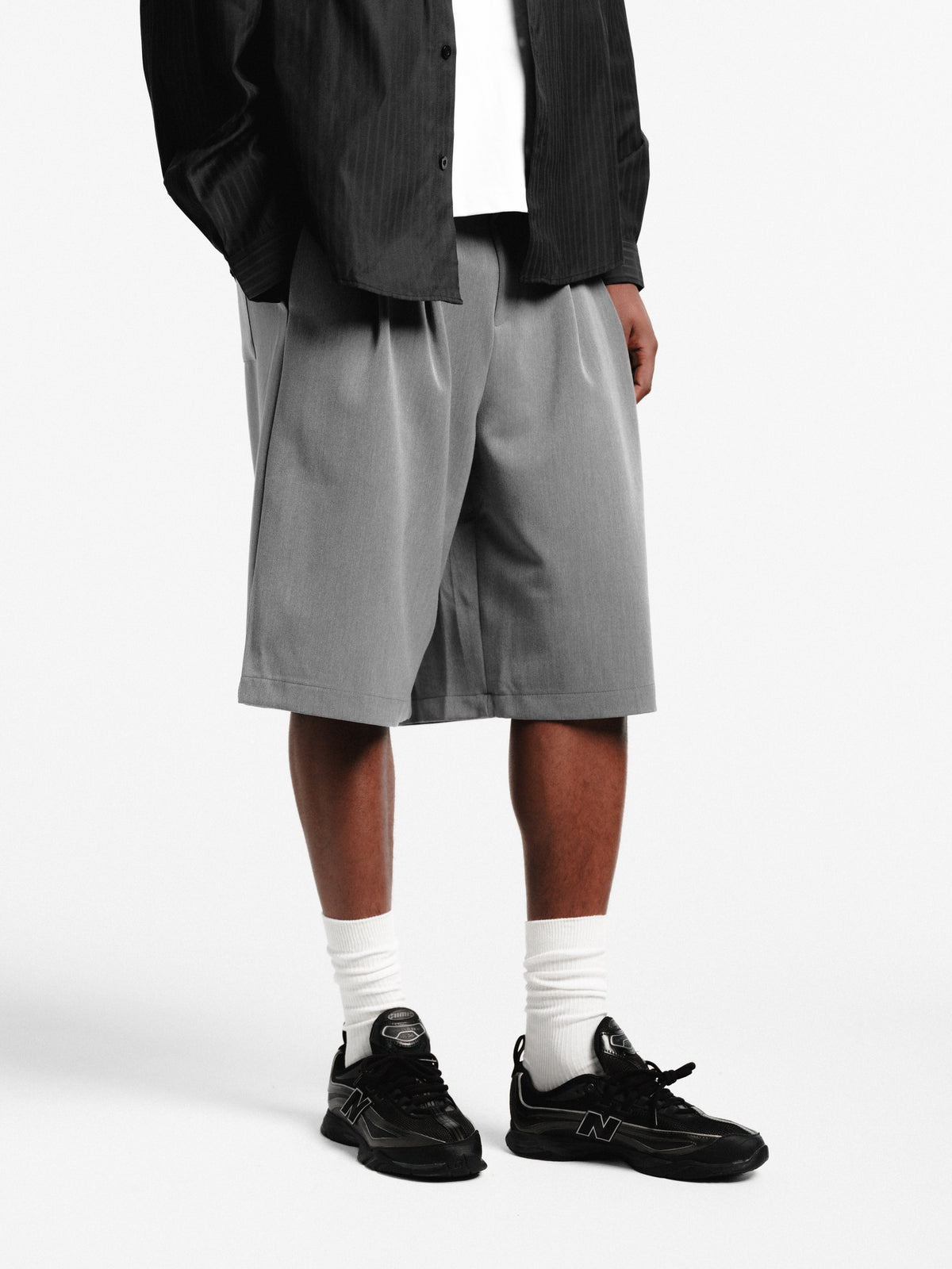 PLEATED SHORTS - GREY