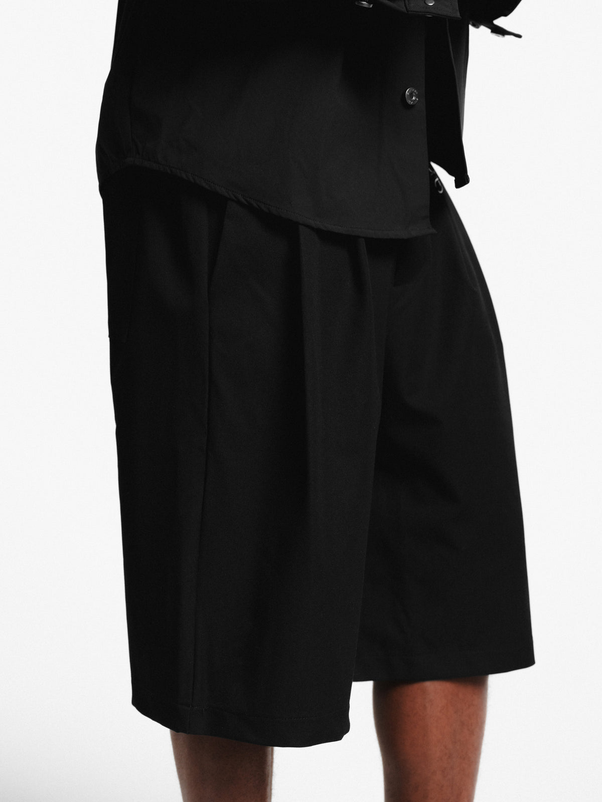 PLEATED SHORTS - BLACK